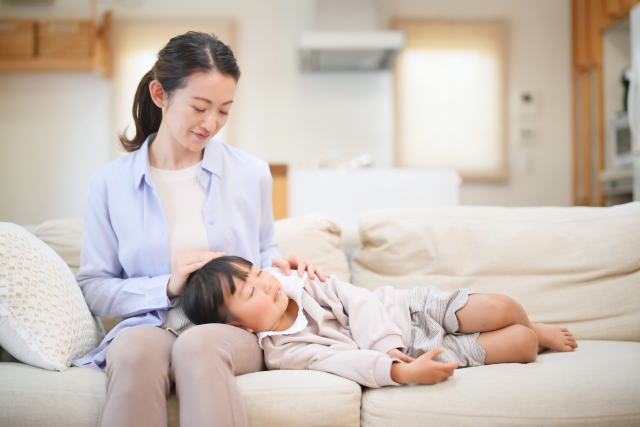 子どもを見つめるお母さん