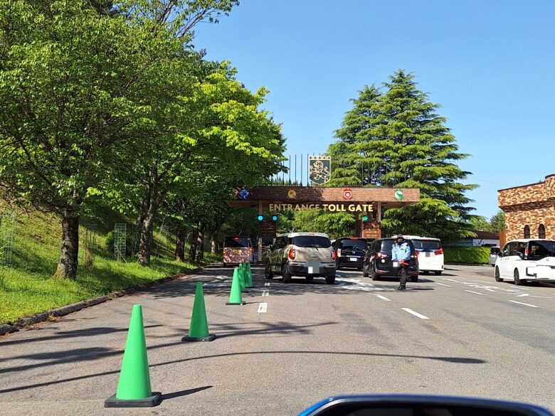 渋滞するアフリカンサファリ入り口